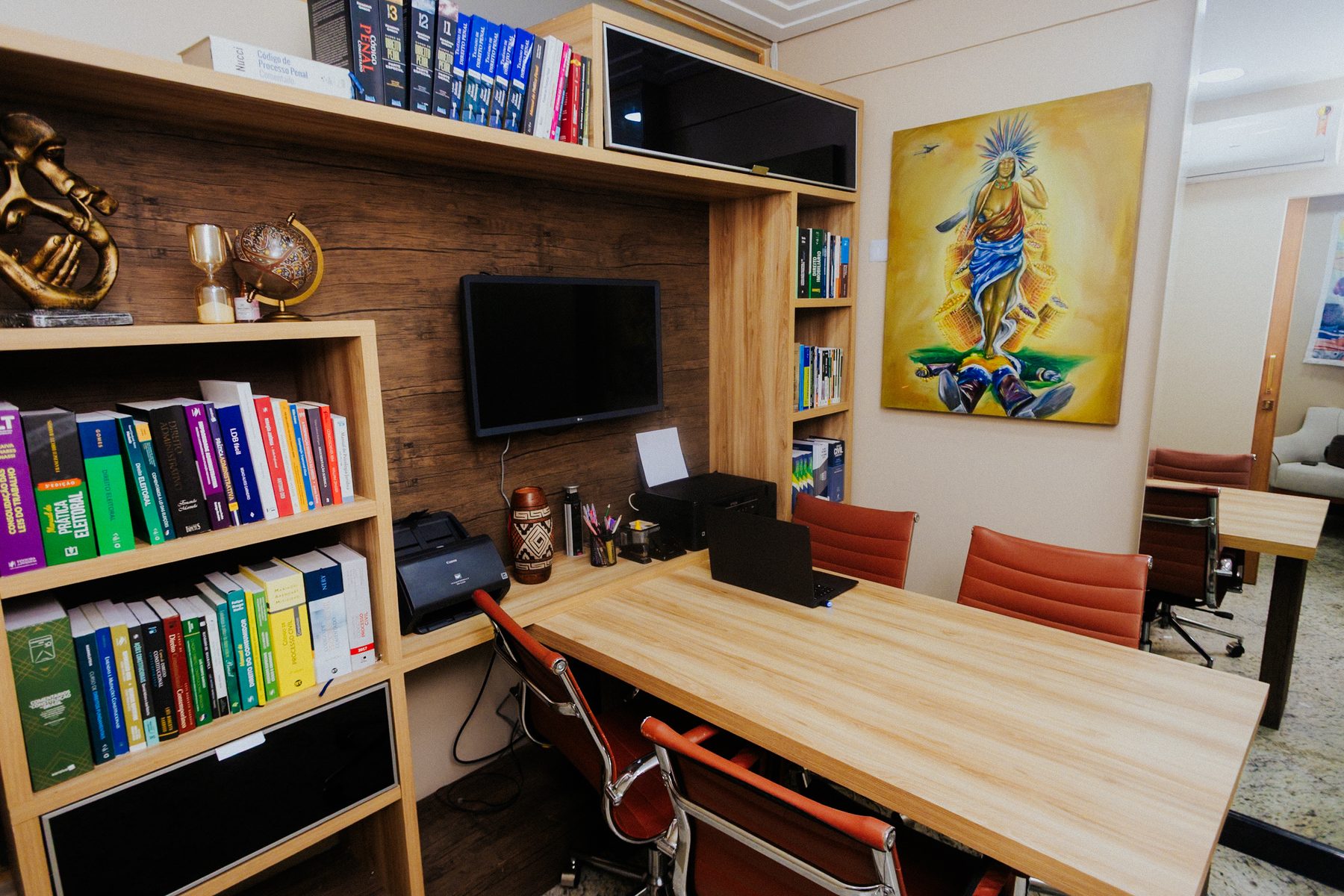 Mesa de reuniões do escritório da LCA Advocacia